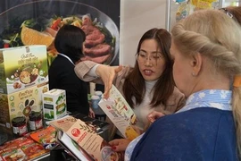 Российские покупатели проявляют свой интерес к вьетнамским продуктам питания. (Фото: ВИA) 