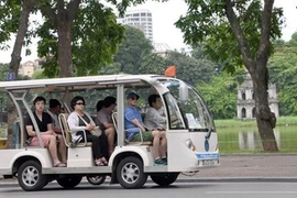 Электробус проезжает мимо озера Хоанкием (Фото: baovanhoa.vn)