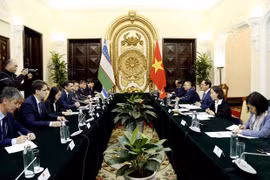 На переговорах между министром иностранных дел Буй Тхань Шоном и его коллегой из Узбекистана Бахтиёром Саидовым в Ханое 18 марта. (Фото: ВИA)