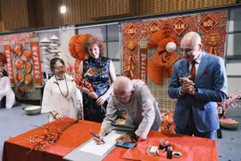 На мероприятии представлены искусство чаепития, каллиграфия, шоу “аозай” (традиционное длинное платье), художественные представления, вьетнамские изделия ручной работы и народные игры.