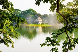 Озеро Хоанкием в Ханое (Фото: dulich.petrotimes.vn) 