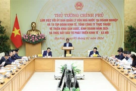 Премьер-министр Фам Минь Тьинь (стоит) выступает на рабочем совещании с Комиссией по управлению государственным капиталом на предприятиях (CMSC) и 19 группами и корпорациями, находящимися под управлением комиссии, 5 февраля. (Фото: ВИA)
