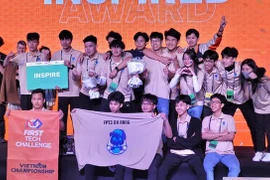 Члены команды FPT3DN.Robotown из Дананга на соревнованиях по робототехнике FIRST® Tech Challenge (FTC) Vietnam 2023-2024 (Фото: laodong.vn) 