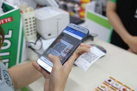 Вьетнамские потребители стали носить с собой меньше наличных денег, чем год назад (Фото: tuoitre.vn) 