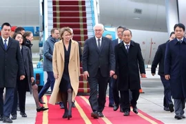 Президент Германии Франк-Вальтер Штайнмайер с супругой прибыли в международный аэропорт Нойбай. (Фото: ВИA)