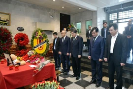 Вице-председатель НС Нгуен Дык Кхай (на переднем плане в центре) и другие официальные лица почтили память погибших в результате теракта в Крокус Сити Холле в посольстве России в Ханое 26 марта. (Фото: Портал НС) 