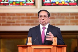  Премьер-министр Фам Минь Тьинь выступает с программной речью в Университете Виктории в Веллингтоне 11 марта (Фото: ВИA) 