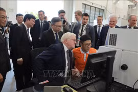 Президент Германии Франк-Вальтер Штайнмайер посещает Вьетнамско-немецкий университет - "проект-маяк" для тесных отношений между двумя странами. (Фото: ВИA)