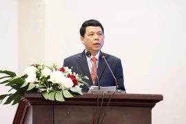 Директор Агентства иностранных инвестиций MPI Ву Ван Чунг выступает на конференции, которая проходит в провинции Аттапеу в Лаосе 27 февраля. (Фото: ВИA)