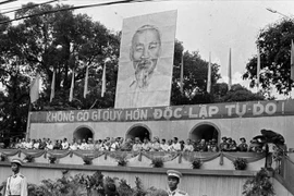 15 мая 1975 года в Сайгоне - Жадинь (ныне Хошимин) состоялась церемония празднования освобождения Юга и национального воссоединения. На мероприятии присутствовали тогдашний президент Тон Дык Тханг и многие другие лидеры. (Фото: ВИA)