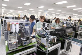 Работники компании Samsung Electronics Vietnam Company Limited, расположенной в промышленном парке Йенбинь, уезд Донгтьен, город Фо-йен, провинция Тхайнгуен, производят смартфоны. (Фото: Ань Туан/ВИА)