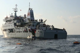 Венки были сброшены в море в память о погибших за Родину на островах Чыонгша. (Фото: ВИА)