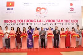 Делегаты разрезают ленту в знак открытия выставки. (Фото: Vietnam+)