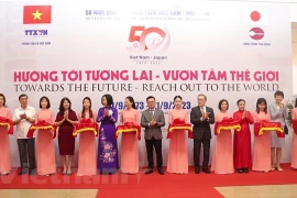 Делегаты разрезают ленту в знак открытия выставки. (Фото: Vietnam+)