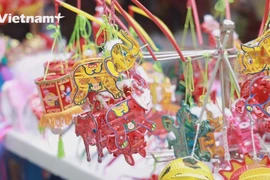 Люди интересуются традиционными игрушками на Празднике середины осени 2022 года
