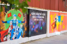 Дорога пропагандистских росписей о профилактике и контроле COVID-19. (Фото: Vietnam +)