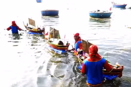 Обряд спуска лодок на море. (Фото: ВИА)