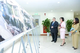 Журналист Юрий Денисович, руководитель представительства ТАСС (Россия), посетил фотовыставку ВИА. (Фото: Минь Шон/Vietnam+)