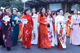 Делегаты в развевающихся аозай на улице Хошимина. (Фото: ВИА)