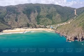 Туристы отдыхают в прохладном голубом море на полуострове Кико. (Фото: ИЖВ)