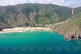 Туристы отдыхают в прохладном голубом море на полуострове Кико. (Фото: ИЖВ)