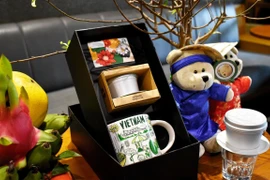 Сувениры Starbucks с чертами вьетнамской культурой. Начиная с 3 января, новая коллекция продуктов с элементами вьетнамской культуры официально появилась на полках кофеен (Фото: Vietnam +)
