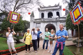 Иностранные туристы посещают Храм Литературы. (Фото: hanoimoi.com.vn)