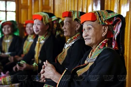 Для этнической группы Зао Ло Ганг наряд – это не только одежда, но и способ демонстрации эстетики, убеждений и духовности. С целью помочь молодому поколению сохранить традиции они делают наряд более уникальным и носят их в важных случаях. (Фото: ИЖВ)