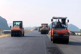 Осуществляется проект восточной скоростной автомагистрали «Север-Юг» во Вьетнаме. (Фото: Вьет Хунг/Vietnam+)