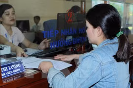 Рабочие оформляют страховку по безработице. (Фото: Vietnam +)