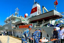 Доставка рыбаков с корабля № 571 на материк. (Фото: Тху Жанг/Vietnam+)