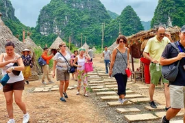 Иностранные туристы посещают Ниньбинь. (Фото: корреспондент Vietnam+)