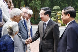 Президент Во Ван Тхыонг с международными и вьетнамскими учеными. (Фото: Тхонг Нят/ВИА)