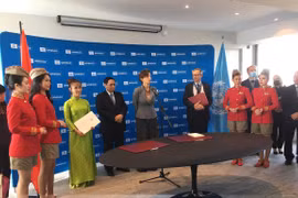 Премьер-министр Фам Минь Тьинь присутствовал на церемонии подписания Соглашения о сотрудничестве между ЮНЕСКО и Группой SOVICO в продвижении сети творческих городов и развитии устойчивого туризма во Вьетнаме. (Фото: ЮНЕСКО)