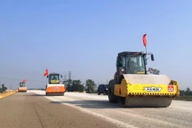 Строительный подрядчик проекта скоростной автомагистрали Север-Юг ускоряет темпы реализации проекта для того, чтобы успешно освоить государственный инвестиционный капитал. (Фото: Вьет Хунг/ Vietnam+)