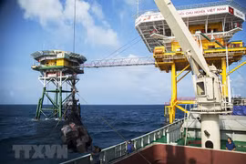 Отгрузка подарки с корабля Truong Sa 10 на буровую рубку DK1. (Фото: ВИА)