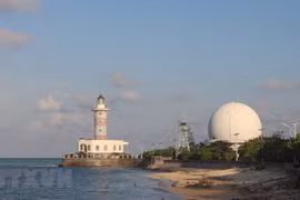 Маяк на острове Нам-йет находится на высоте 10 метров над уровнем моря к югу от острова, имеет форму бело-красно-белого цилиндра, который выделяется посреди зеленой зоны, и был введен в эксплуатацию в 2013 году. Высота маяка - 24,9 м, световой центр 25 м,