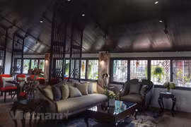 Интерьер выполнен полностью по западному стилю.