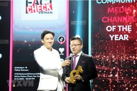 Factcheckvn является частью программы “Борьба против фейковых новостей - инновационные идеи и эффективные решения” ВИА. На фото: Заместитель генерального директора ВИА Ле Куок Минь получил награду для канала проверкой информации с большим социальным влиян