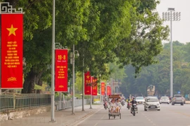 Красные знамена развеваются в районе площади Бадинь. (Фото: Vietnam+)