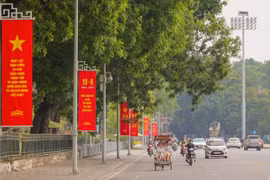 Красные знамена развеваются в районе площади Бадинь. (Фото: Vietnam+)