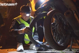 «Герои ночи» - добровольные спасатели для мотоциклов в Ханое