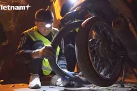 «Герои ночи» - добровольные спасатели для мотоциклов в Ханое