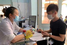 Медсестра раздает пациентам лекарства от ВИЧ. (Фото: ВИА)