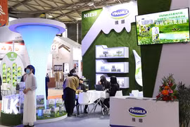 Органическое свежее молоко Vinamilk - продукт, представленный на выставке FHC Shanghai 2021, отвечает «двойным стандартам» европейских органических и китайских органических продуктов. (Источник: Vietnam +)