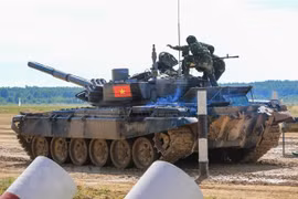 В Армейских играх 2022 года танковые экипажи должны были сами установить пулеметы для проведения стрельбы по имитационным вертолетам и противотанковым целям. (Фото: Зюй Чинь/ВИА)