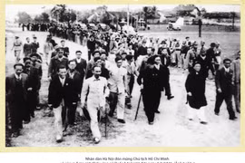 Народ Ханоя встретил Хо Ши Мина и кандадатов в депутаты НС 5 января 1946 г. (Фото: из архива)
