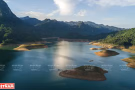 Изумрудная вода озера На Ханг.