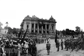 Августовские дни 1945 г. в столице Ханой. Августовская революция открыла новую эру во Вьетнаме, когда вьетнамский народ овладел страной и сам распоряжался своей судьбой. (Фото: архив ВИА)