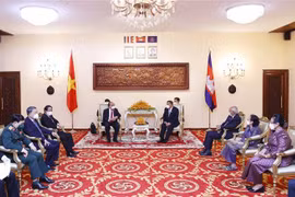  Президент Нгуен Суан Фук встречается с председателем сената Камбоджи Самдеком Виболом Сена Пхикдей Сай Чхумом. (Фото: ВИА)